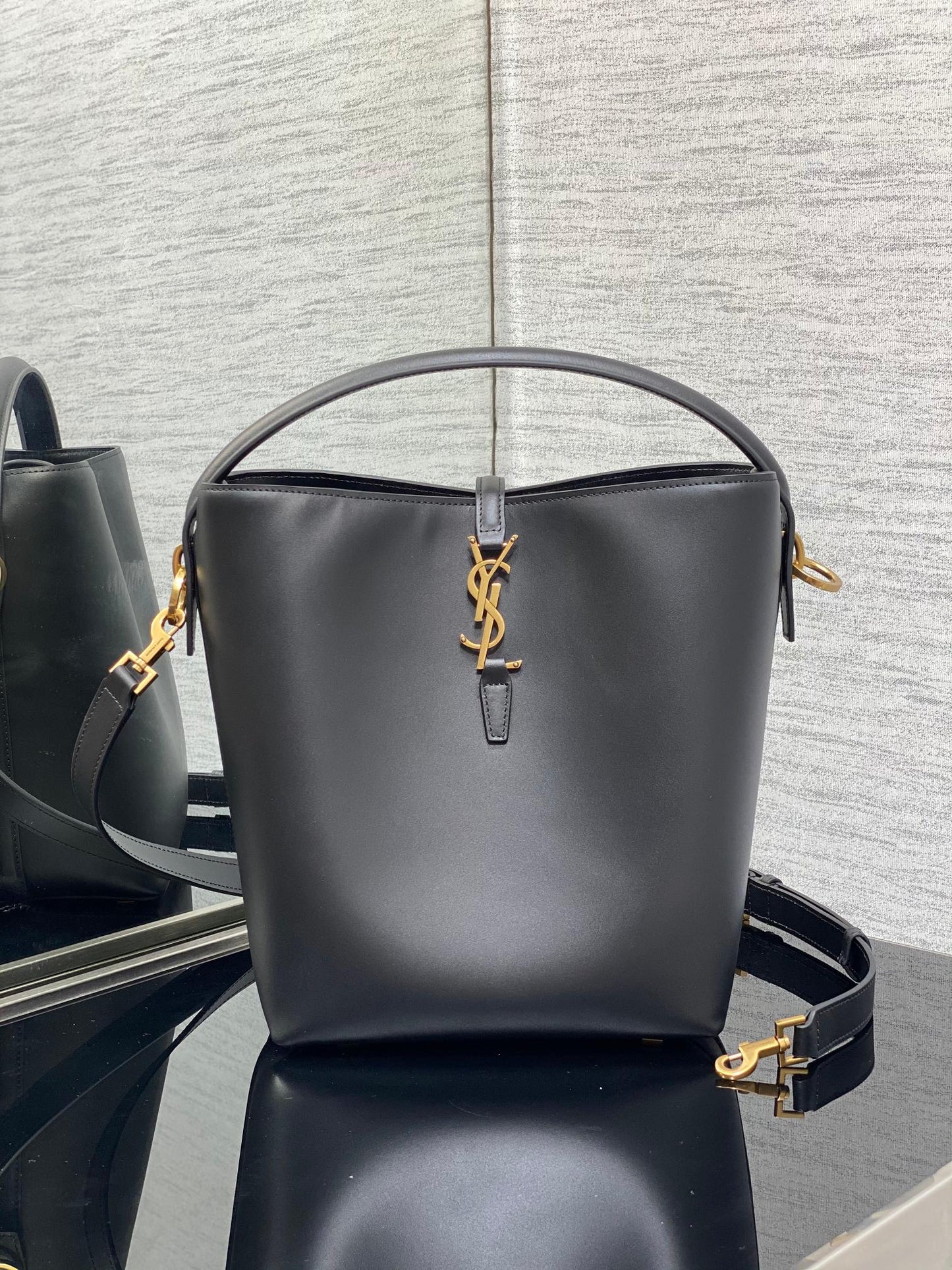 YSL Le 37 In Black Shiny Leather - 20 X 25 X 16 CM
